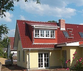 Neu gebautes Einfamilienhaus mit roten Gauben in Berlin-Tegel