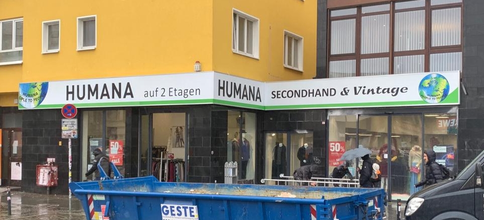Ladenfront einer Gewerbeimmobilie in Berlin-Friedrichshain während des Umbaus