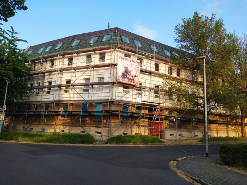 Eingerüstete Wohnanlage in Magdeburg während der Kernsanierung