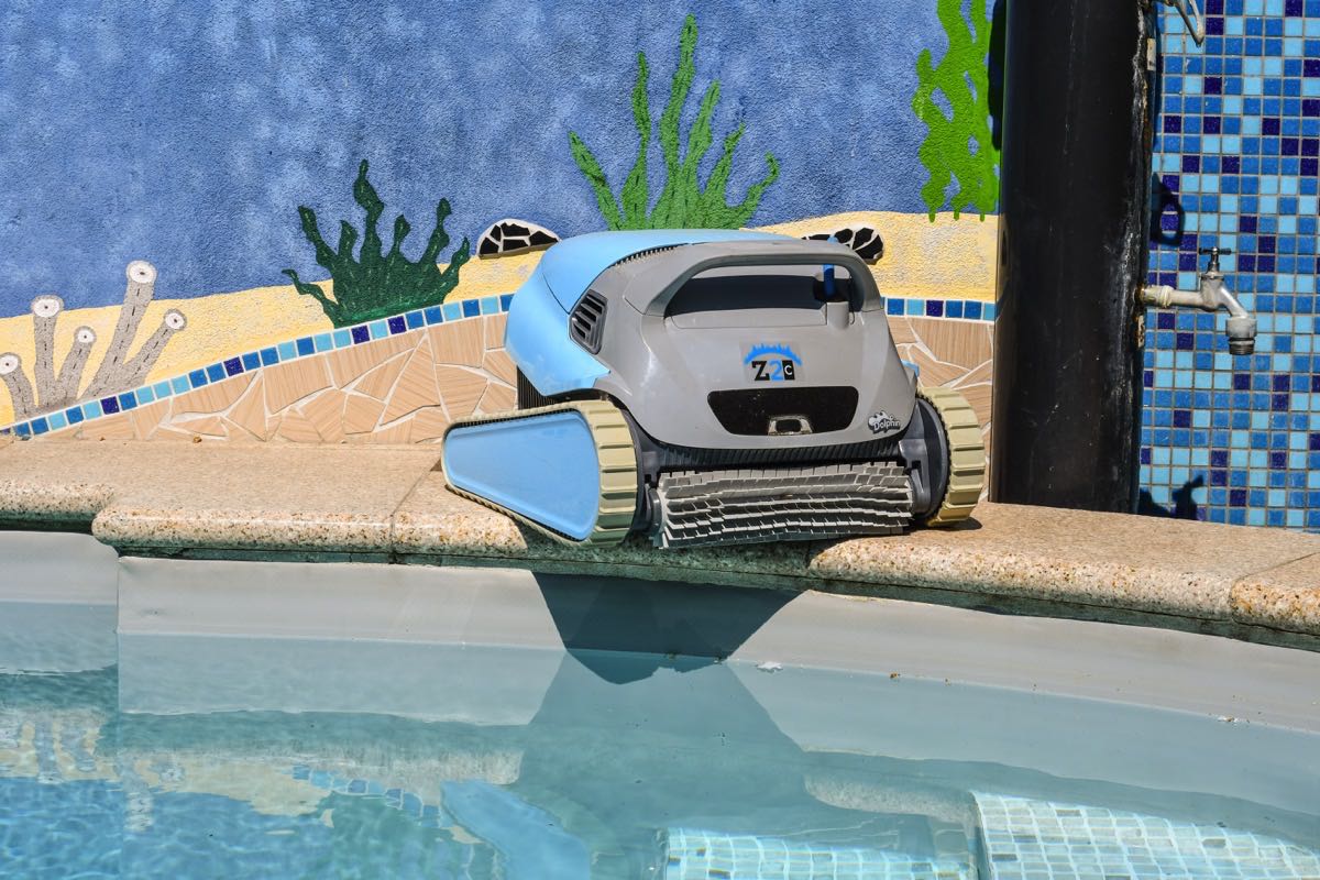 Poolroboter am Beckenrand eines Mosaikpools