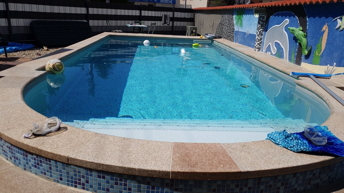 Großer Pool mit Mosaikrand in Bad Dürrenberg