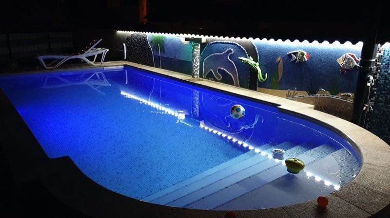 Pool mit LED-Beleuchtung bei Nacht