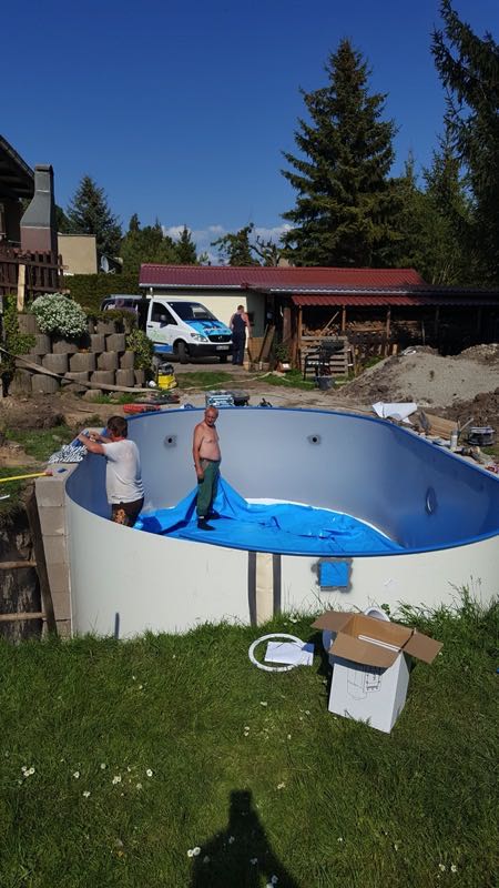 Halbrunder Pool beim Aufbau in Roßbach