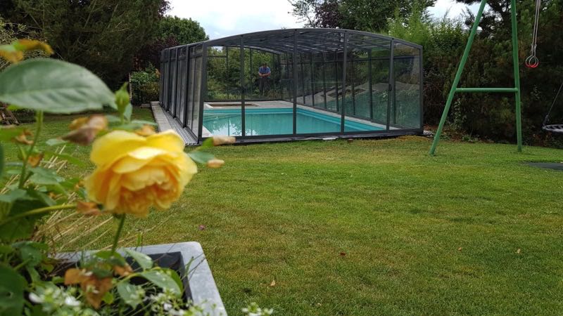 Pool mit Überdachung im Garten in Bad Dürrenberg