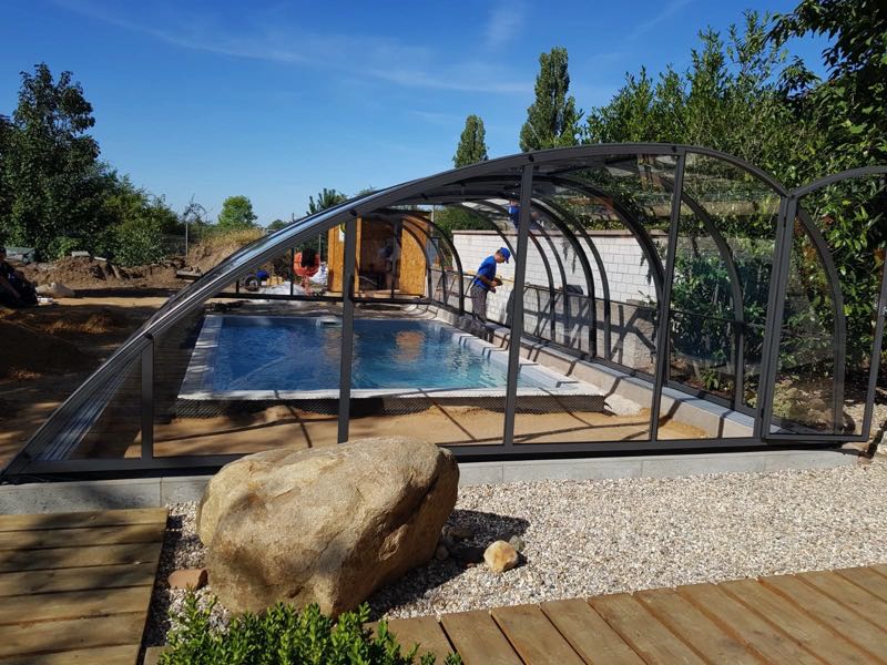 Pool mit hoher Überdachung in Leuna