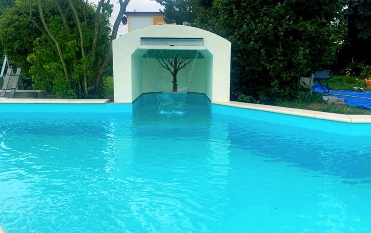 Gemauerter Pool mit Wasserfallwand in Leuna