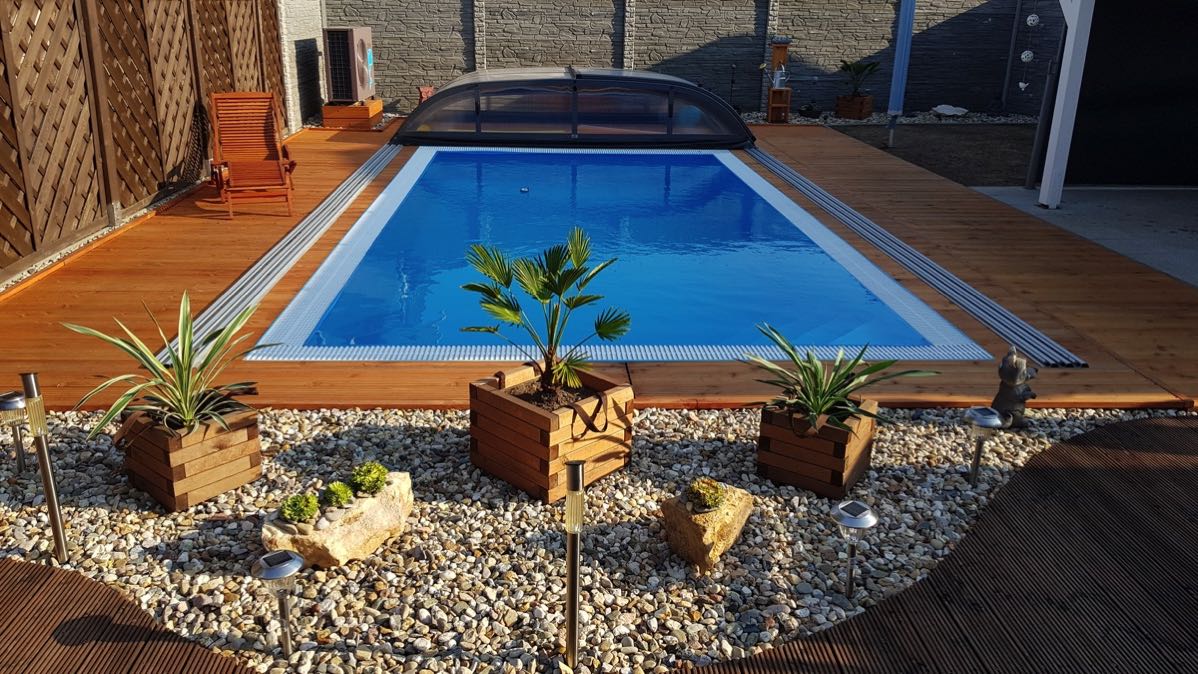 Fertigbecken mit Überdachung und Holzterrasse