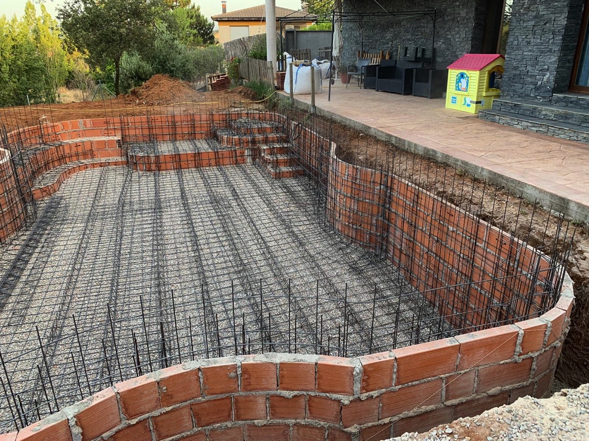 Individuell gemauerter Pool im Rohbau